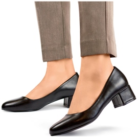Zapatos negros de tacón bajo y punta redonda. 4