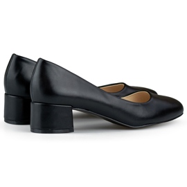 Zapatos negros de tacón bajo y punta redonda. 1