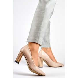 Zapatos de salón beige con un elegante tacón alto. 2