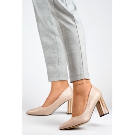 Zapatos de salón beige con un elegante tacón alto. 3