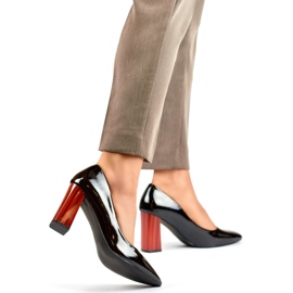 Zapatos de charol negro con tacón alto rojo. 4