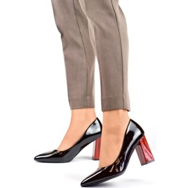 Zapatos de charol negro con tacón alto rojo. 2