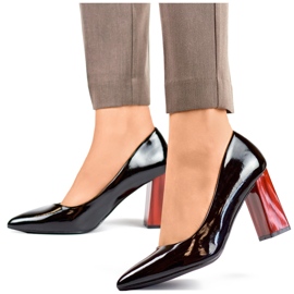 Zapatos de charol negro con tacón alto rojo. 3