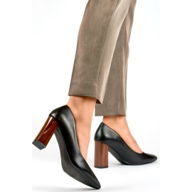 Zapatos de salón negros con tacón alto y elegante. 2