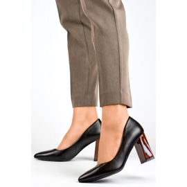 Zapatos de salón negros con tacón alto y elegante. 4