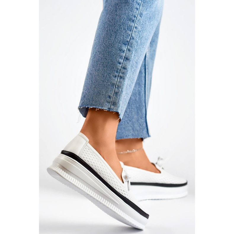 Zapatos de piel calados para mujer, mocasines cómodos fabricados en piel natural. blanco 1 Zapatos de piel calados para mujer, mocasines cómodos fabricados en piel natural. blanco 1