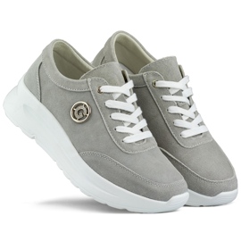 Deportivas de mujer fabricadas en piel natural en color gris. 2