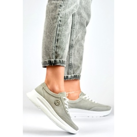 Deportivas de mujer fabricadas en piel natural en color gris. 3
