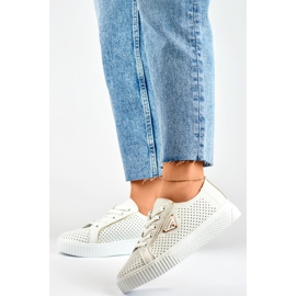Deportivas de mujer caladas blancas fabricadas en piel natural. blanco 4