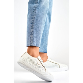 Deportivas de mujer caladas blancas fabricadas en piel natural. blanco 2