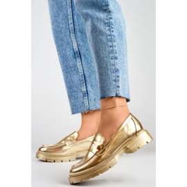 Zapatos dorados de mujer con suela gruesa. 2