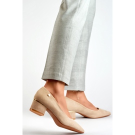 Bombas beige con tacones bajos 1 Bombas beige con tacones bajos 1