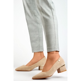 Bombas beige con tacones bajos 2