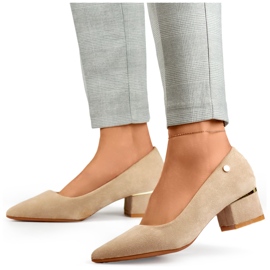 Bombas beige con tacones bajos 3