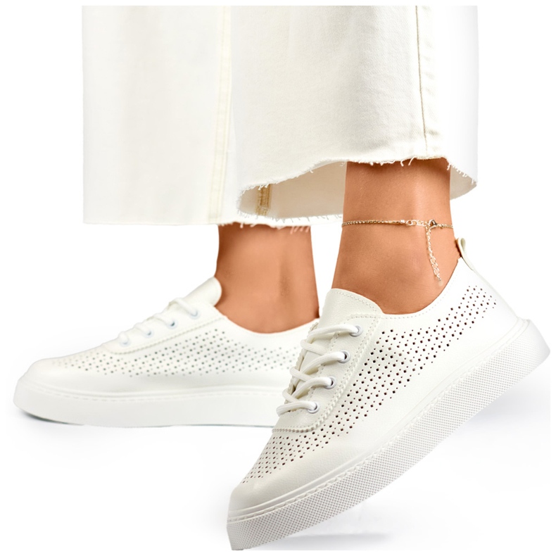 Zapatillas de mujer caladas blancas con suela gruesa. blanco 1