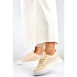 Deportivas de mujer caladas beige con suela gruesa. 3