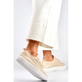 Deportivas de mujer caladas beige con suela gruesa. 2