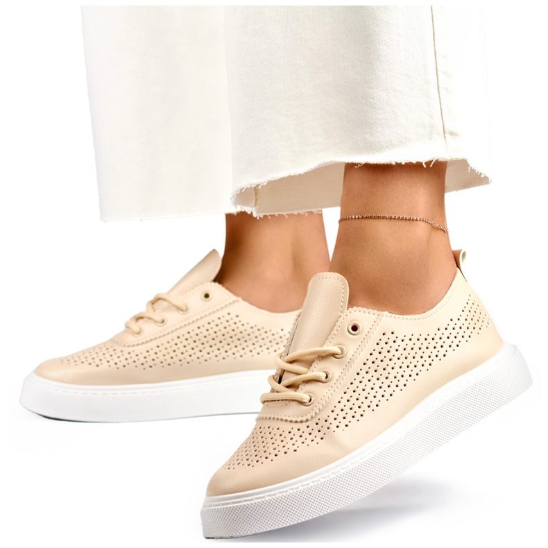 Deportivas de mujer caladas beige con suela gruesa. 1