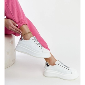 Zapatillas blancas con plataforma GOE NN2N4033. blanco 2