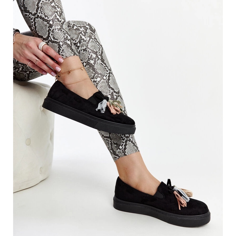 Zapatos negros con borlas de colores de Adaldrida 1