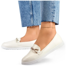 Cómodos mocasines de mujer blancos con pedrería 3