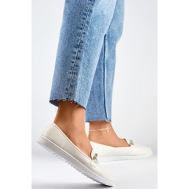 Cómodos mocasines de mujer blancos con pedrería 2