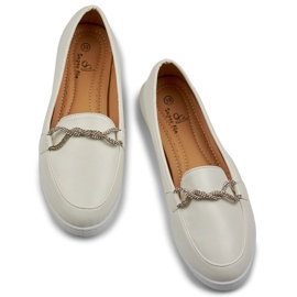 Cómodos mocasines de mujer blancos con pedrería 1