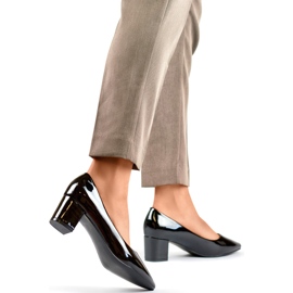 Zapatos de salón de charol negro con punta y tacón bajo 3