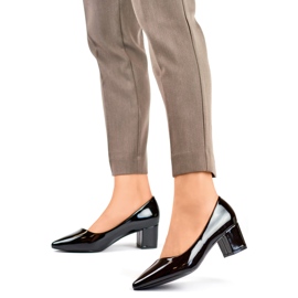 Zapatos de salón de charol negro con punta y tacón bajo 4