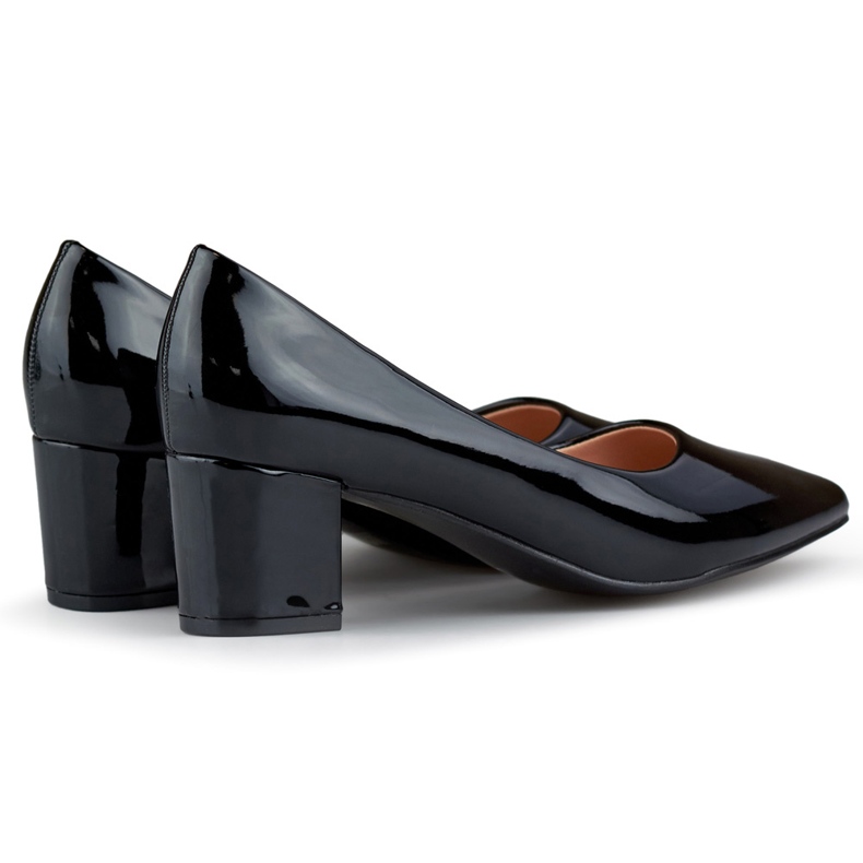 Zapatos de salón de charol negro con punta y tacón bajo 1