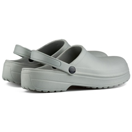 Pantuflas grises tipo Kroksy 1
