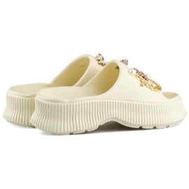 Chanclas mujer de goma beige con adornos 1