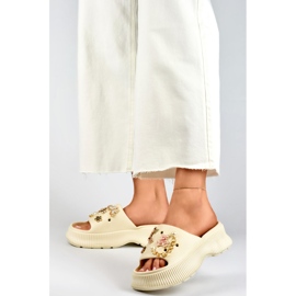 Chanclas mujer de goma beige con adornos 4