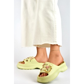 Chanclas de mujer de goma verde claro con adornos 1 Chanclas de mujer de goma verde claro con adornos 1
