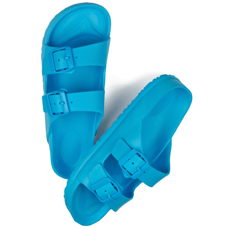 Chanclas azules con dos hebillas. 1