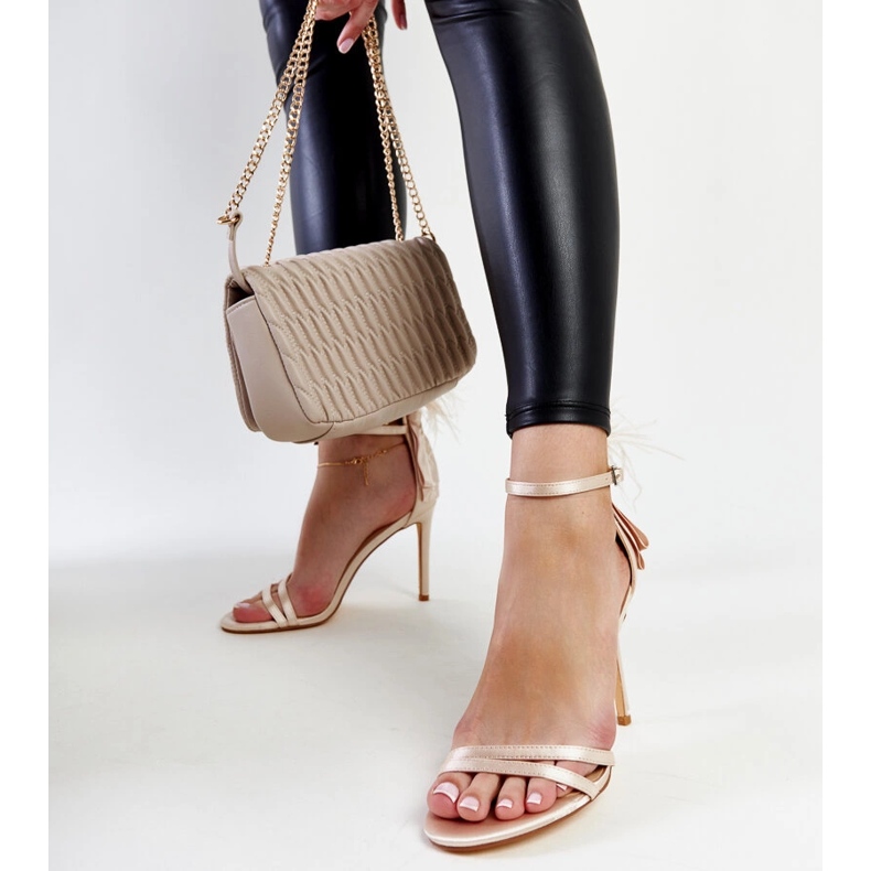 Sandalias beige con plumas de Adalgisio 1 Sandalias beige con plumas de Adalgisio 1