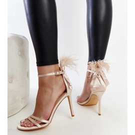 Sandalias beige con plumas de Adalgisio 2