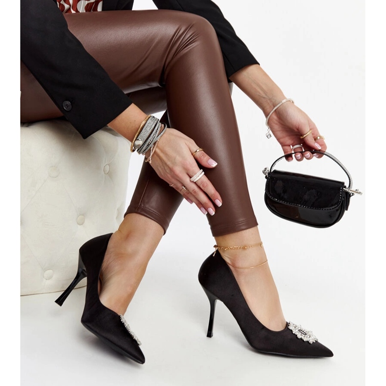 Tacones negros con acabado satinado y pedrería de Susegana 1