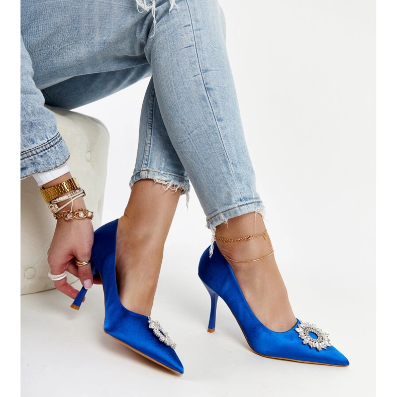 Tacones azules con acabado satinado y pedrería de Susegana 1