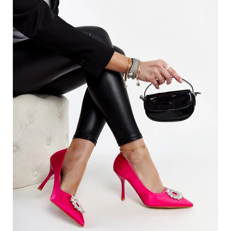 Tacones rosas con acabado satinado y pedrería de Susegana 1