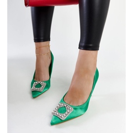 Tacones verdes con acabado satinado y pedrería Clemente 1 Tacones verdes con acabado satinado y pedrería Clemente 1