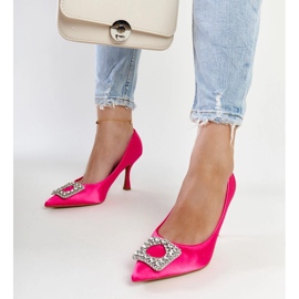Tacones rosas con acabado satinado y pedrería Clemente 1
