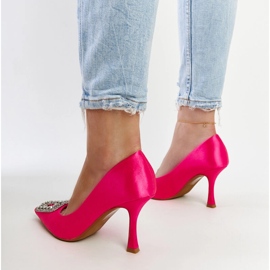 Tacones rosas con acabado satinado y pedrería Clemente rosado 2