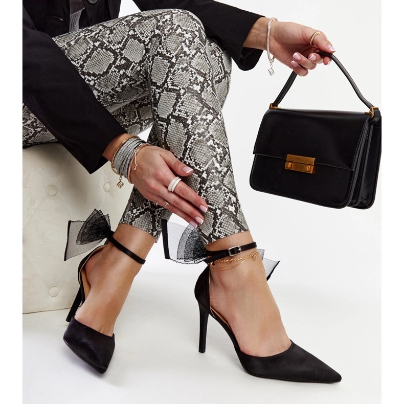 Tacones negros con lazo de Ilaysa 1