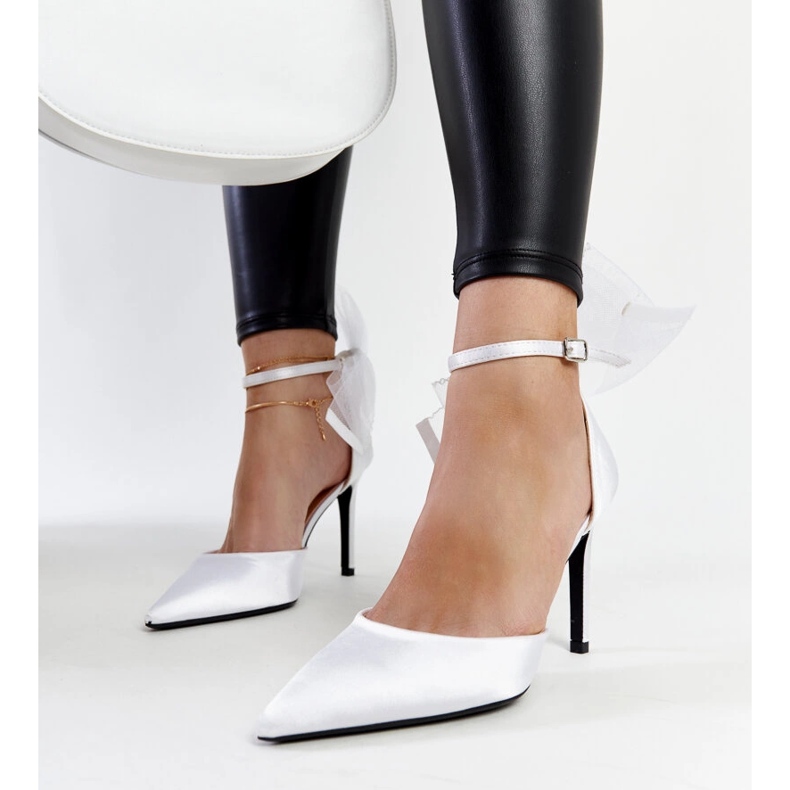 Tacones blancos con lazo de Ilaysa. 1 Tacones blancos con lazo de Ilaysa. 1