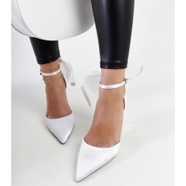 Tacones blancos con lazo de Ilaysa. 2