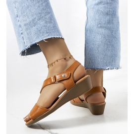 Sandalias marrones con cuña de Souttar marrón 2