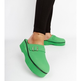 Zueco verde se desliza sobre la plataforma Lang 2 Zueco verde se desliza sobre la plataforma Lang 2