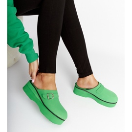 Zueco verde se desliza sobre la plataforma Lang 1 Zueco verde se desliza sobre la plataforma Lang 1