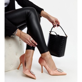 Tacones beige con acabado satinado y pedrería de Susegana 1